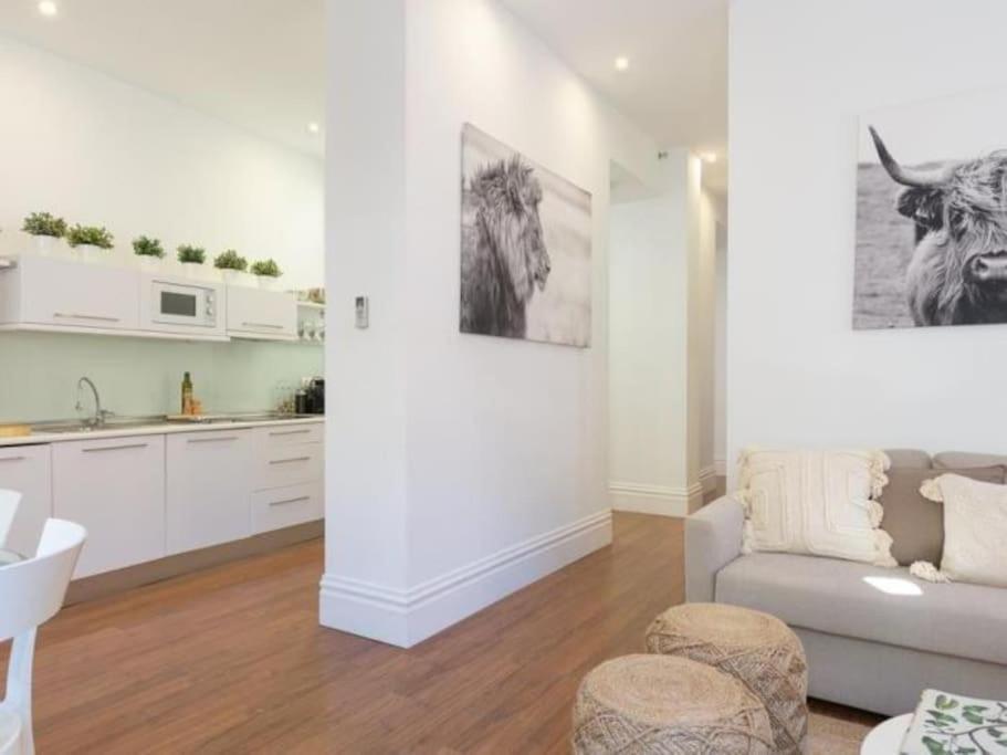 Chic Casa Cathedral At Calle Fresca 2-Bedroom Apartment In Malaga City Center Exterior foto