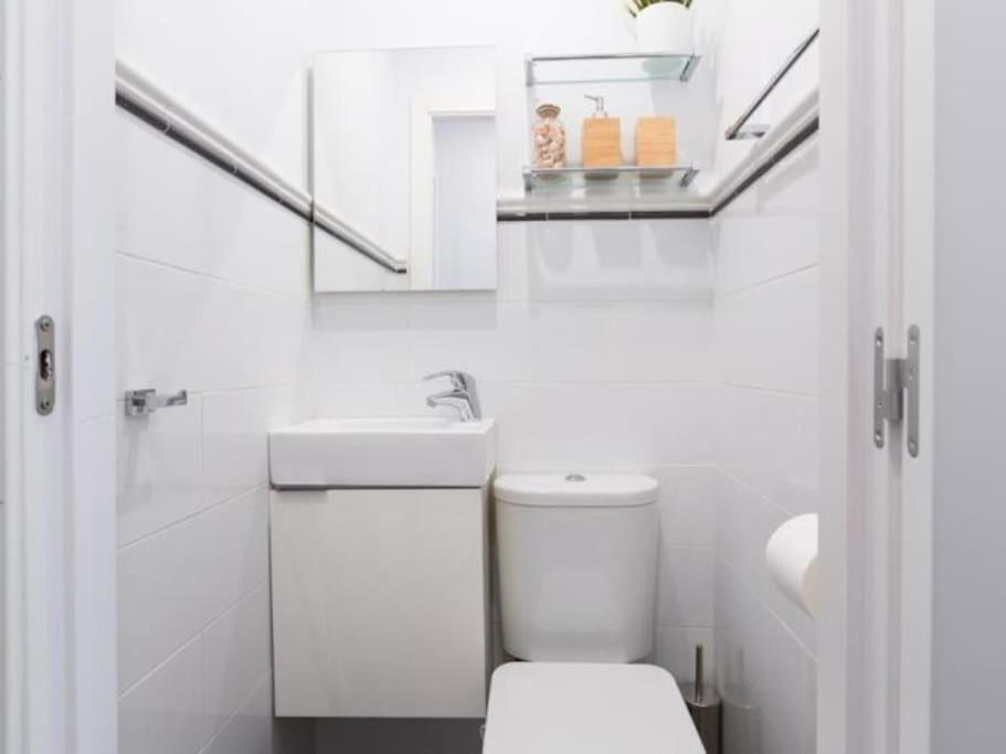 Chic Casa Cathedral At Calle Fresca 2-Bedroom Apartment In Malaga City Center Exterior foto