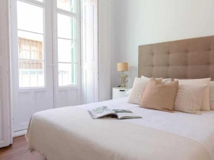 Chic Casa Cathedral At Calle Fresca 2-Bedroom Apartment In Malaga City Center Exterior foto